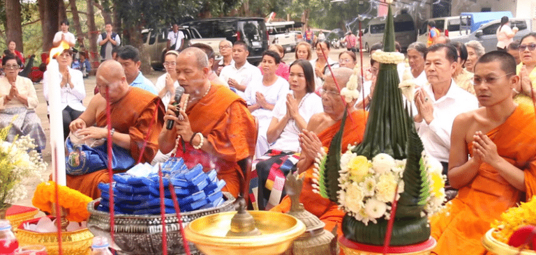 แห่กันส่องเลขเด็ด! พิธีเบิกเนตรองค์สักกะอมรินทรเทวาธิราชเจ้า คอหวยทั่วประเทศเดินทางมาขอโชค