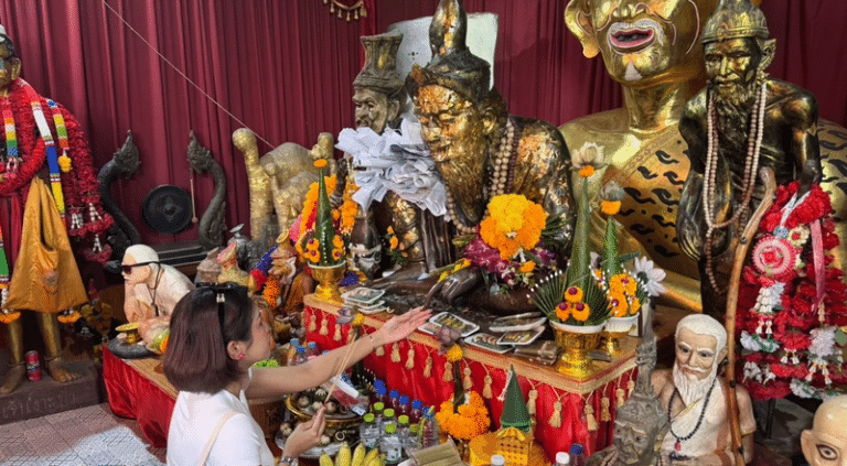 สาวชาวไทยในมาเลเซียเดินทางข้ามแดนแก้บน “กุมารทองเจ้าสัวเฮง” หลังโชคดีถูกหวย 2 งวดติด พร้อมส่องเลขเด็ดอ่างน้ำมนต์เพื่อความรวย