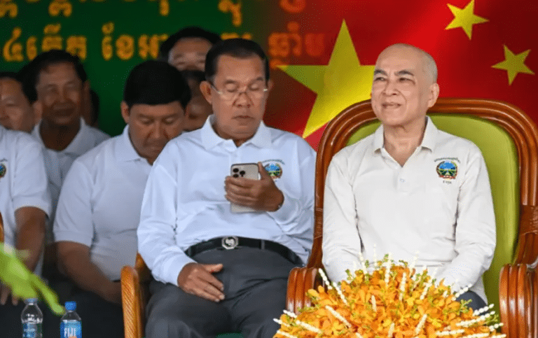 กษัตริย์นโรดม สีหมุนีเสด็จปักกิ่งตรวจพระพลานามัย โปรดเกล้าฯ ฮุนเซน รักษาการประมุขแห่งรัฐ