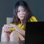 เมื่อโลกสีเทา: เจาะลึกภาวะ “สิ้นยินดี” ในโรคซึมเศร้าที่ไม่ใช่แค่ความเศร้า