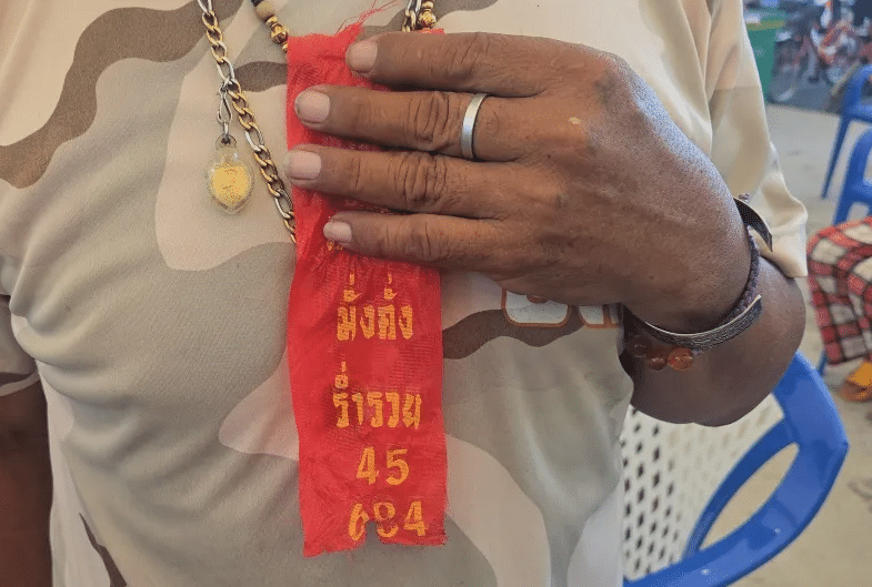 ศรัทธาล้นหลาม! คอหวยแห่เบียดเสียดอาบน้ำมนต์ “9 เดือน 9” วัดสว่างอารมณ์ ไขว่คว้าเลขเด็ดหางประทัด