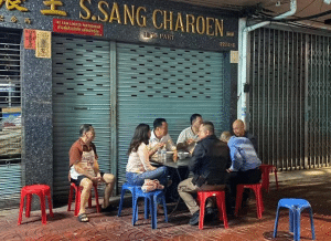 “นายกฯหนู” ใช้เวลาส่วนตัวสุดชิลล์ ควงภรรยาลิ้มรสก๋วยเตี๋ยวลูกชิ้นปลาร้านดังย่านวัดไตรมิตรฯ