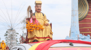 งานประเพณีทิ้งกระจาดสุพรรณบุรี ปี 2568 คึกคัก นักเสี่ยงโชคแห่ส่องเลขเด็ดจากกระถางธูปศักดิ์สิทธิ์เจ้าพ่อหลักเมือง