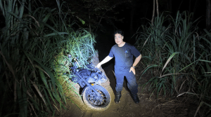 GPS นำทางผิด – ดิ้นรนหาทางออกจากป่า ! หนุ่มนักกายภาพบำบัดหลงป่าเขาไผ่ รถล้มกลางดงดิบ เดินเท้า 2 กม.หาทางออก