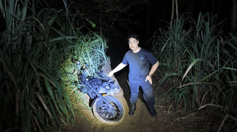 GPS นำทางผิด – ดิ้นรนหาทางออกจากป่า ! หนุ่มนักกายภาพบำบัดหลงป่าเขาไผ่ รถล้มกลางดงดิบ เดินเท้า 2 กม.หาทางออก