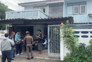ตำรวจบุกบ้านเช่าซอยเรวดี 34 คลี่คลายคดีรับน้องโหด นศ.ปี 1 ถูกทำร้ายร่างกายบาดเจ็บหนัก